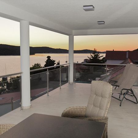 Villa Pina Tisno Luaran gambar