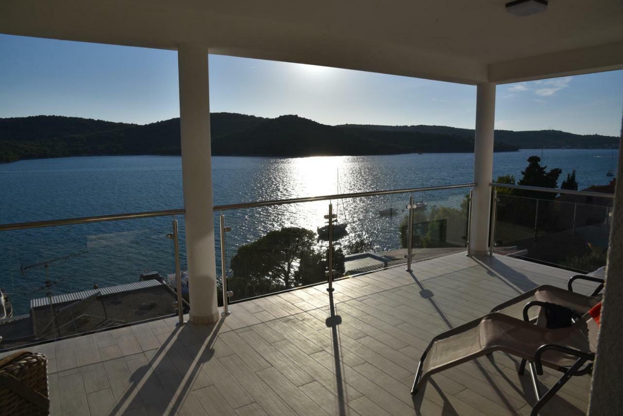 Villa Pina Tisno Luaran gambar