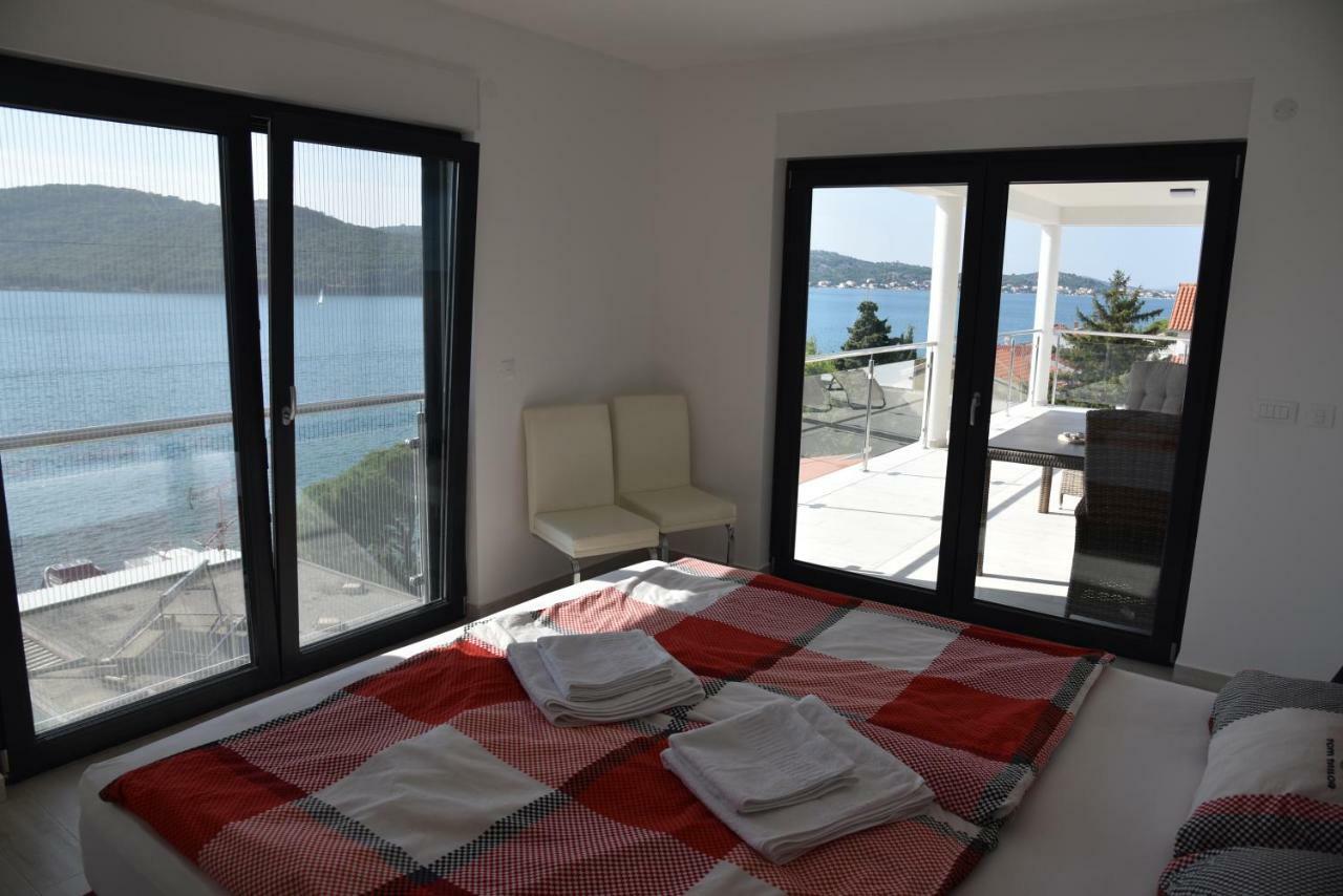 Villa Pina Tisno Luaran gambar