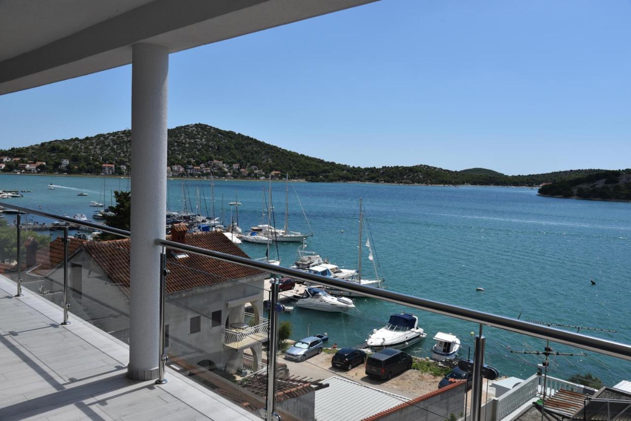 Villa Pina Tisno Luaran gambar